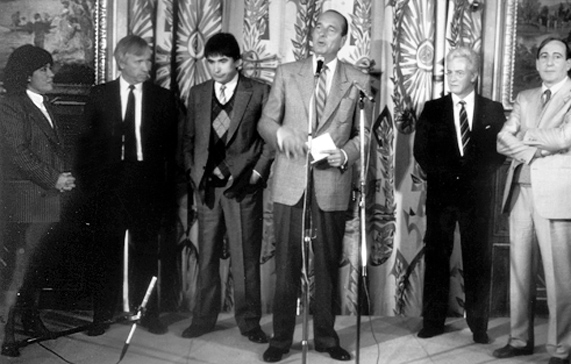 S. Lama, H. Monloup et J. Rosny en photo : Danielle Mathieu-Bouillon, Yves Gilbert, Serge Lama, M. Jacques Chirac, Hubert Monloup et Jacques Rosny