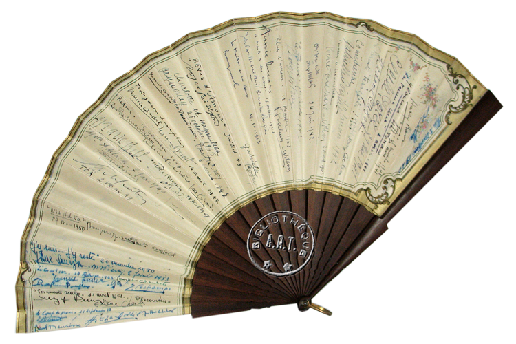 Cet éventail couvert de vélin, appartenait à Paule Rolle.
Sur l’une de ses faces, les signatures de Sacha Guitry, Sarah Bernhardt;
Dès sa prise de direction du Théâtre du Gymnase, Paule en fit signer l’autre face par « ses auteurs et protagonistes »:
Marie Bell, Gaby Morlay, Suzy Prim, Harry Baur, Pierre Richard-Wilm, Cécile Sorel, Jean Cocteau entres autres.