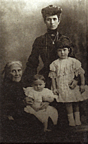 Georges Schehadé en 1906 entre sa grand-mère, sa mère et sa sœur